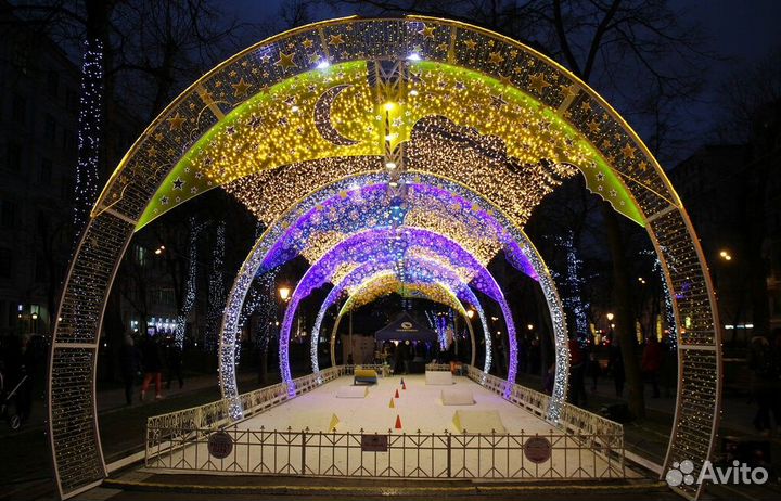 Светящаяся уличная новогодняя арка. Уличные фигуры