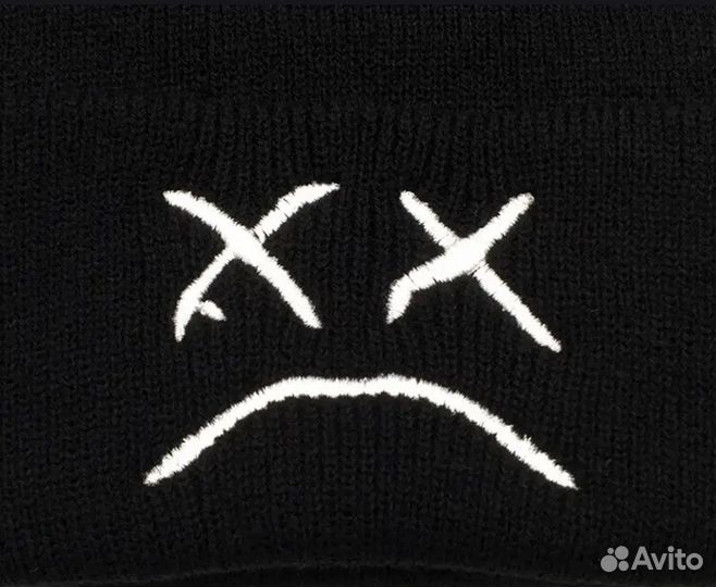 Чёрная шапка с рожицей