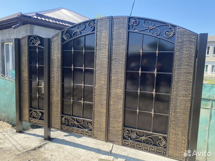 Ворота с элементами ковки