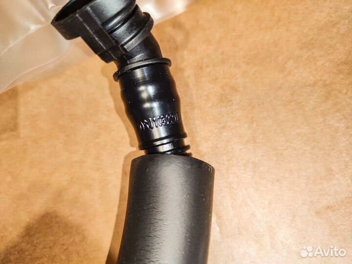 Шланг вентиляции картерных газов VAG 06J103221B