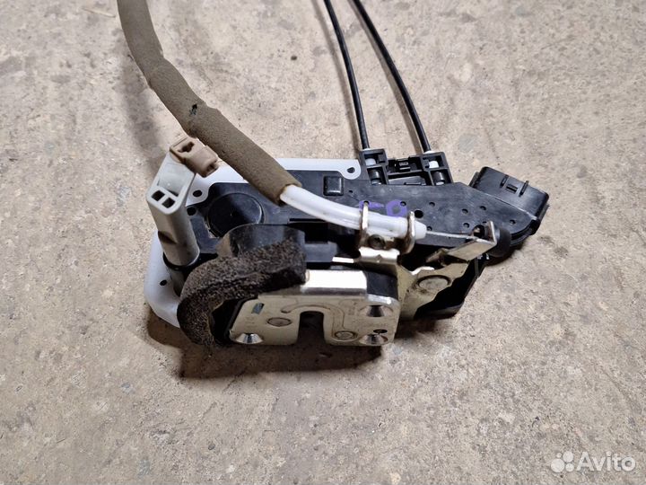 Замок двери передний правый Nissan Almera G15