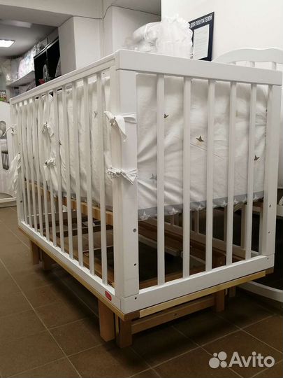 Детская кроватка с маятником новая