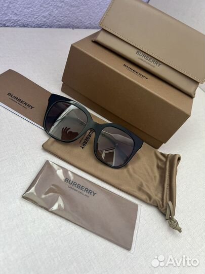 Солнцезащитные очки женские burberry