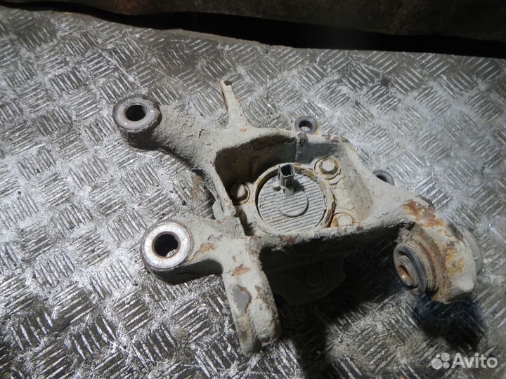 Б/У Б/У Кулак поворотный задний правый, Toyota