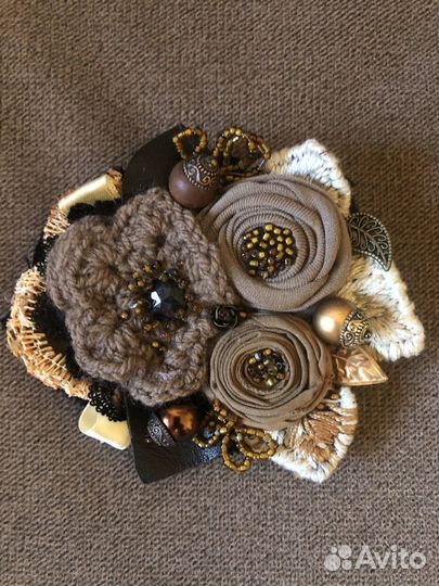 Брошь коричневая текстильная