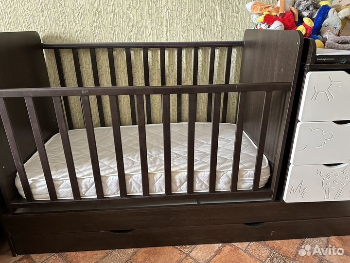 Детская кроватка с маятником