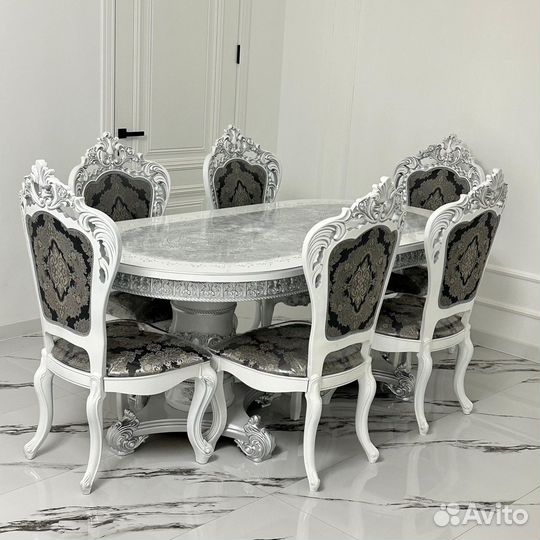 Стол со стульями