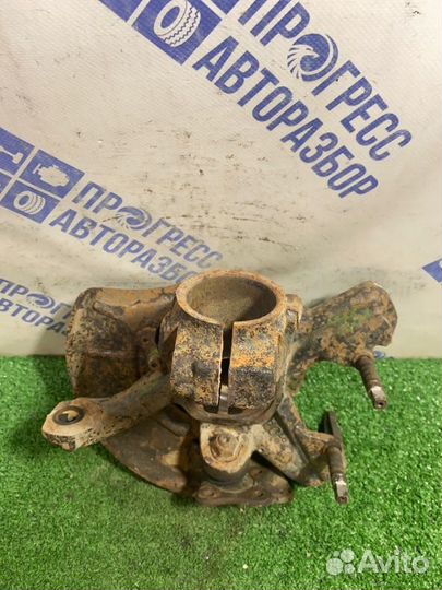 Поворотный кулак передний левый Skoda Octavia