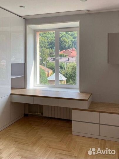 Рабочий стол с полками под окно