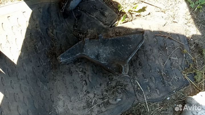 Опора двигателя левая Audi 100 C4 A6 C4