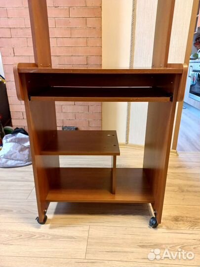 Компьютерный стол и кресло