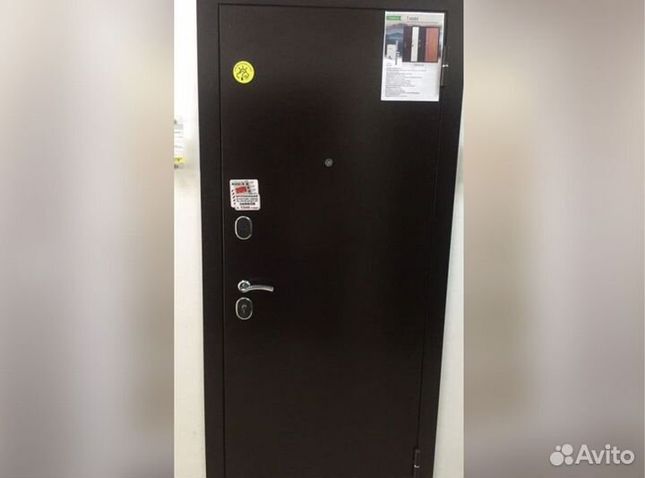 Входная дверь в квартиру новая металлическая