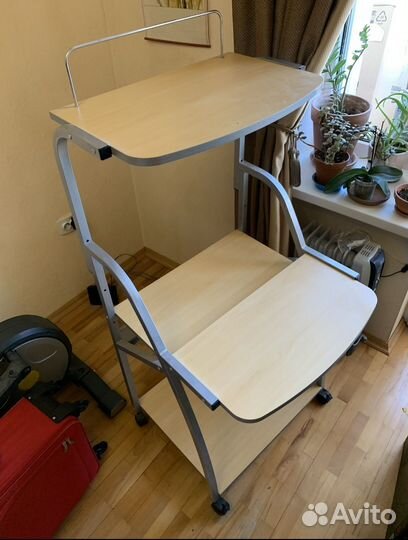 Компьютерный стол компактный