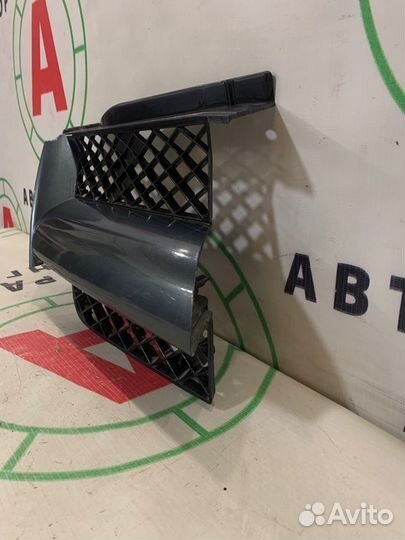 Решетка радиатора передняя правая Mitsubishi