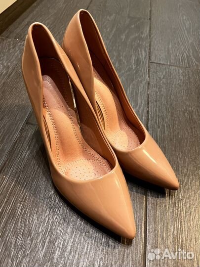 Бежевые туфли лодочки