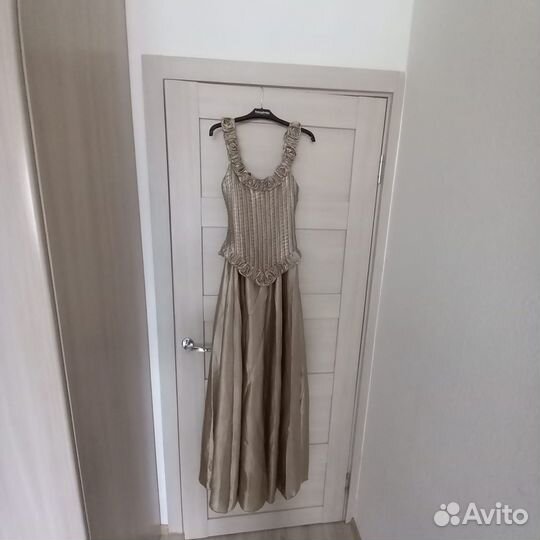 Золотое бальное платье в пол 44/46