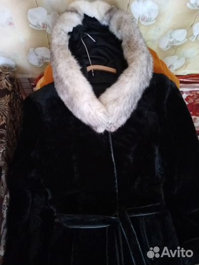 Черная мутоновая шубка с капюшоном