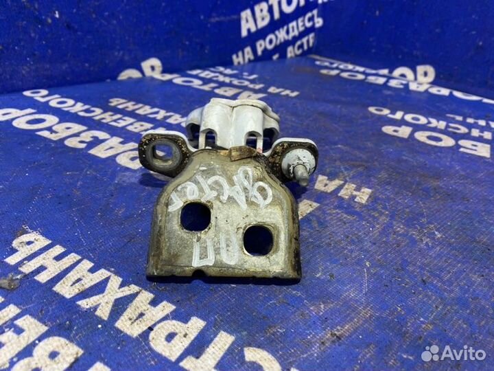 Петля двери Renault Duster кроссовер 2014