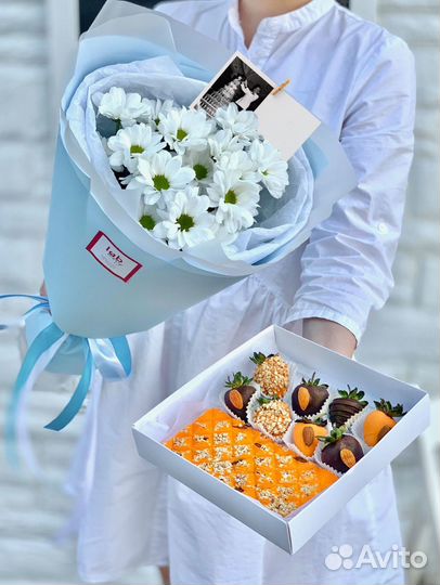 Клубника в шоколаде с цветами набор