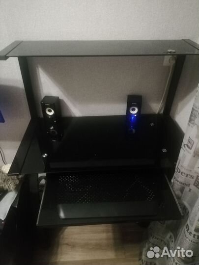 Компьютерный стол стеклянный