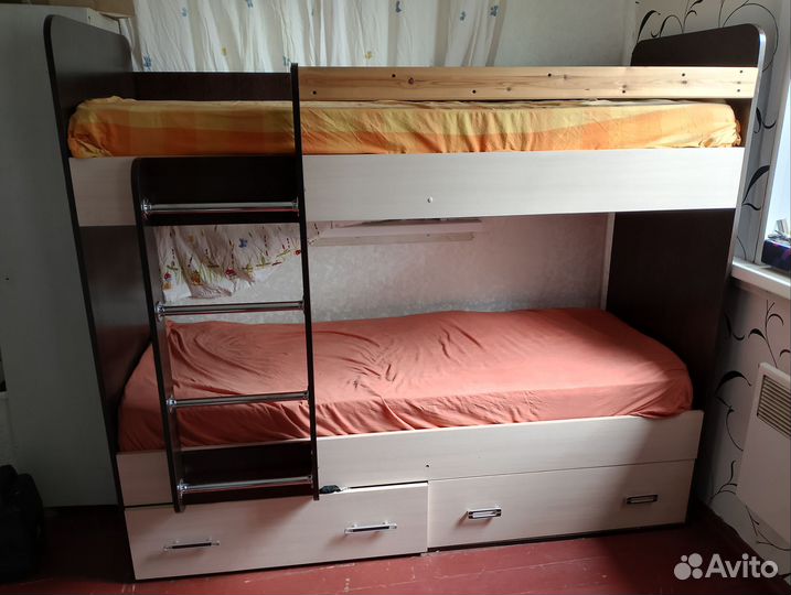 Кровать двухьяруснаяс матрасами в наличии 2 шт