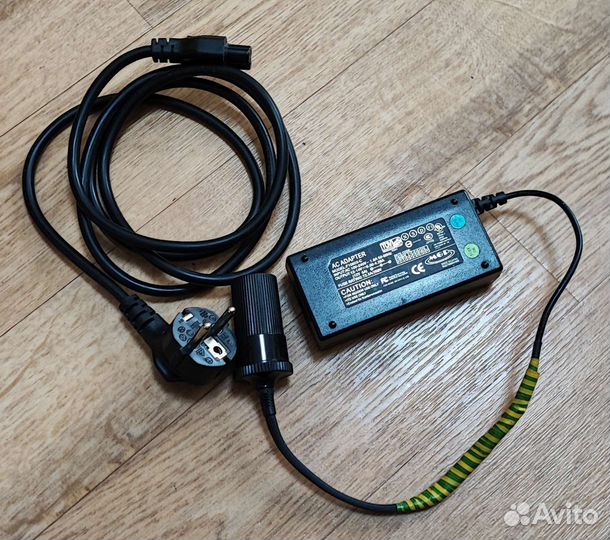 Автомобильный пылесос Black&Decker ADV1220