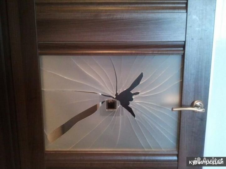 Делаю замену разбитого стекла в межкомнатной двери
