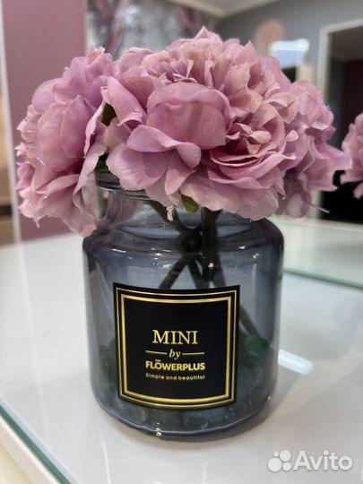 Ваза с искусственными цветами