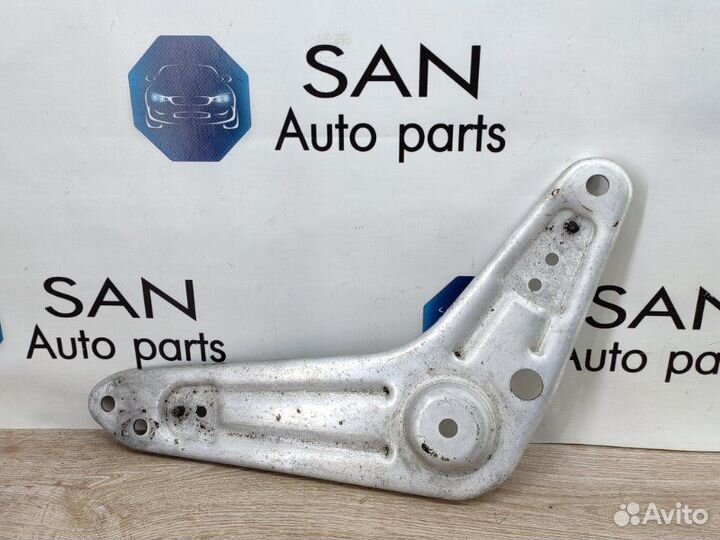 Кронштейн реактивной тяги задний левый Bmw X5 E70