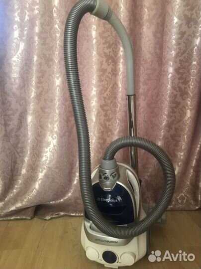 Пылесос Электролюкс работает