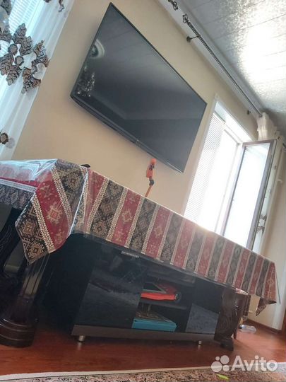 Красивый стол со стульями