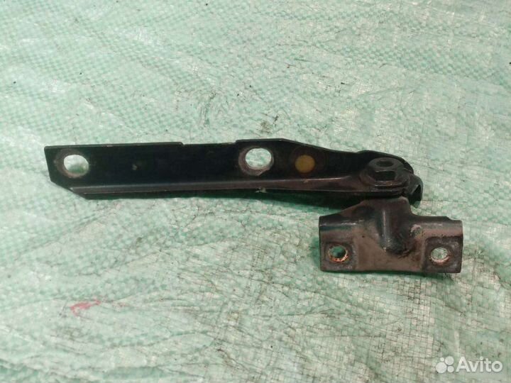 Петля капота правая Audi 80 B3