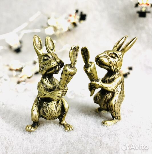 Заяц, кролик с морковкой из металла