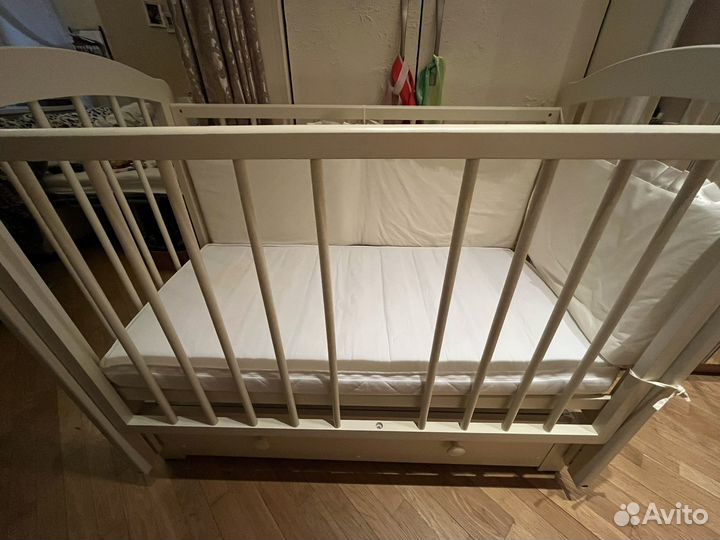 Детская кроватка с маятником и ящиком