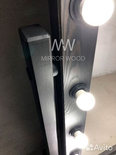 Гримерное зеркало с лампочками на подставке