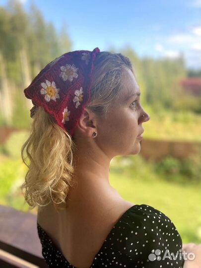 Цветочная вязаная косынка