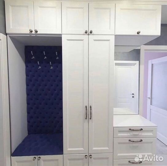 Прихожая белая с каретной стяжкой