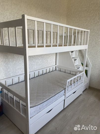 Двухэтажная кровать с матрасами