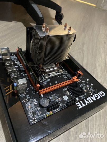 Материнская плата с процессором и памятью