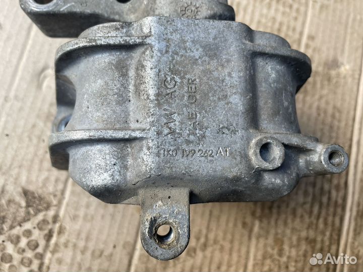 Опора двигатели правая 1K0199262AT