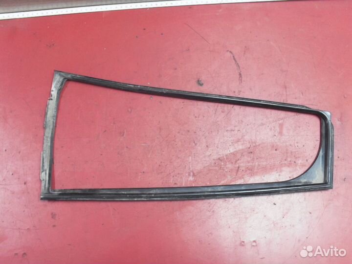 Уплотнитель стекла двери 6818960060 Lexus LX 570