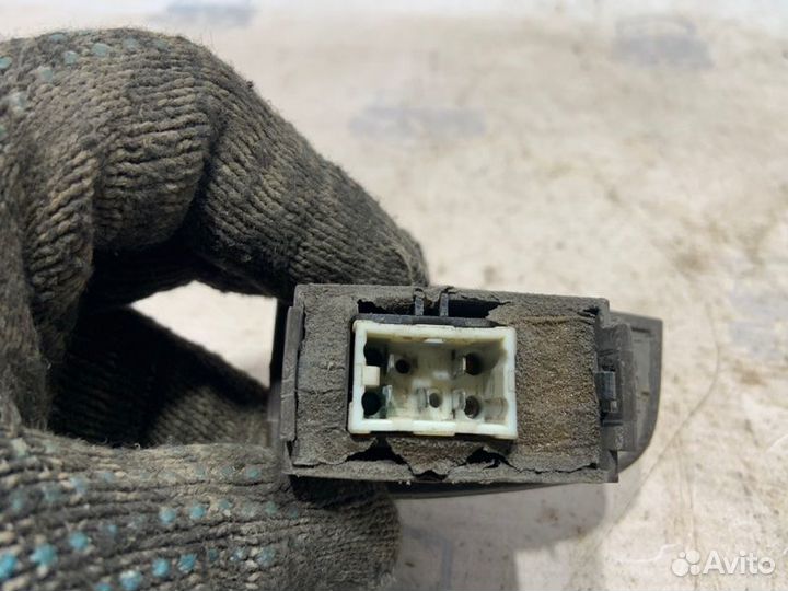 Кнопка стеклоподъемника задняя левая Toyota Vista