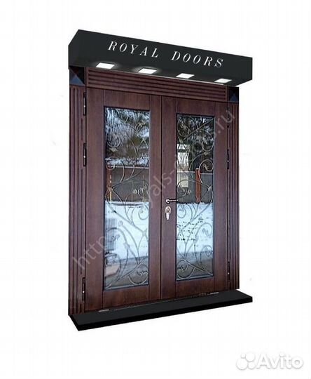 Широкая входная двустворчатая дверь со стеклом