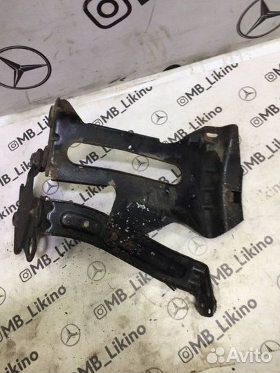 Кронштейн бачка стеклоомывателя Mercedes-Benz