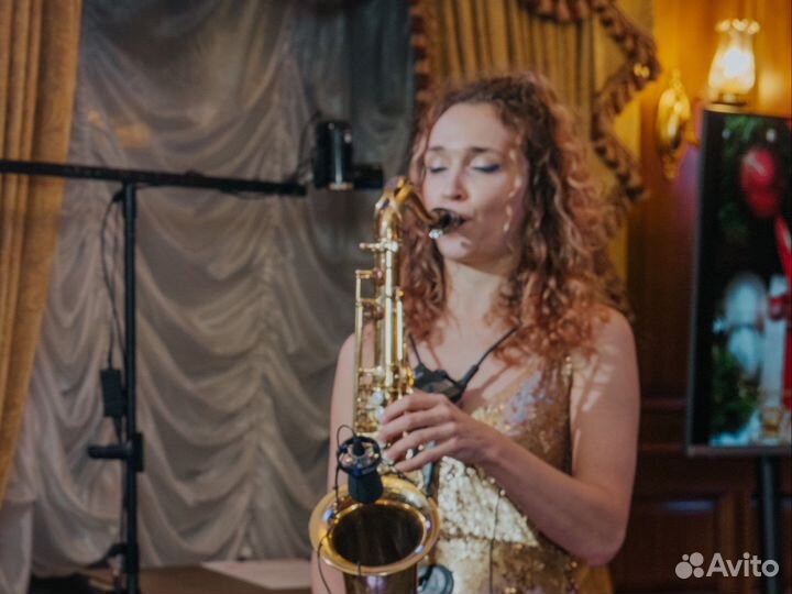 Саксофонист, саксофонистка на праздник