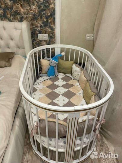 Детская кроватка с маятником белая