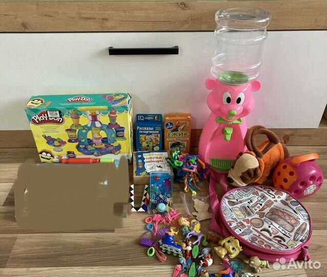 Детский кулер и пакет игрушек