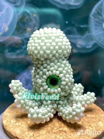 Осьминог фигурка амигуруми из бисера