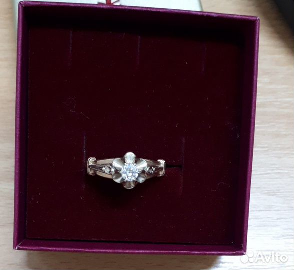 Золотое кольцо с бриллиантом