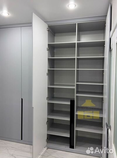 Зеркальный шкаф